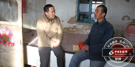 通榆县委常委、宣传部部长于海航看望贫困户